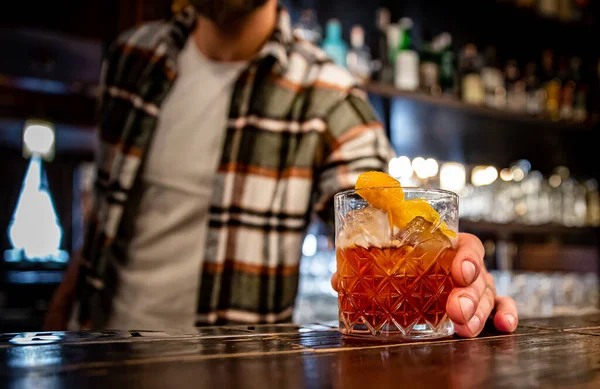 Férfi Kéz Csapos Csinál Üveg Negroni Koktél Bárban — Stock Fotó