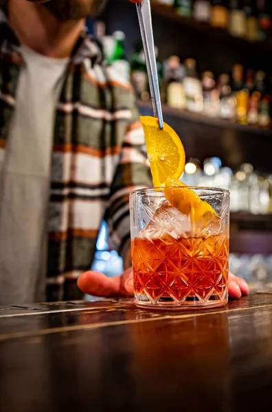 Mann Hand Barkeeper Macht Glas Negroni Cocktail Bar — Stockfoto