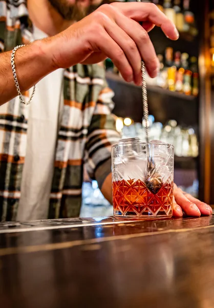 Man Hand Bartender Gör Glas Negroni Cocktail Baren Stockbild