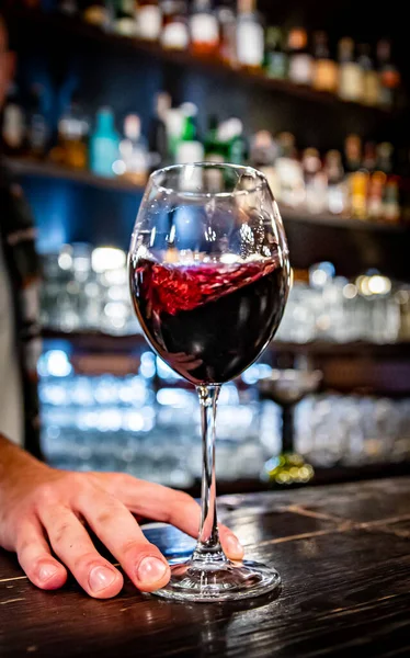 Bartender Derramando Vinho Tinto Copo Café Bar — Fotografia de Stock