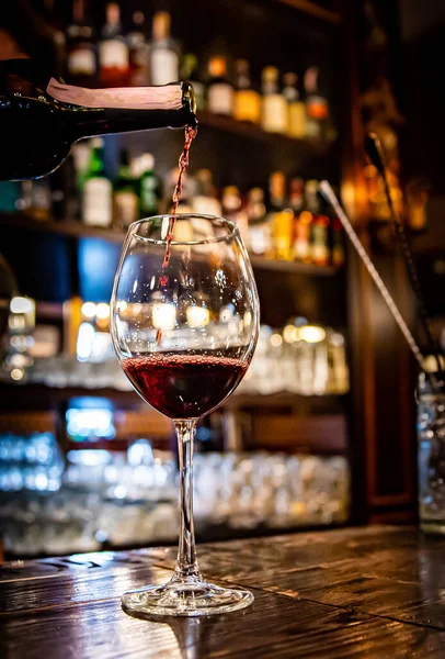 Bartender Derramando Vinho Tinto Copo Café Bar — Fotografia de Stock