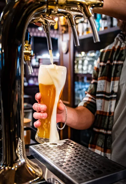 Barman Hand Bier Tap Gieten Van Een Tochtbier Glas Serveren Rechtenvrije Stockafbeeldingen