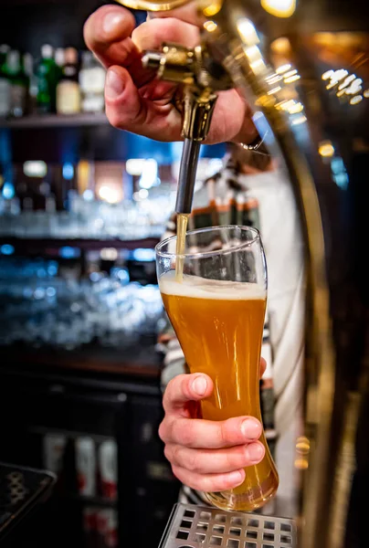 Mão Bartender Torneira Cerveja Derramando Uma Cerveja Calada Vidro Servindo Fotografia De Stock