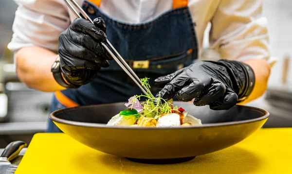 Mãos Chef Luvas Cozinhar Crepe Panqueca Placa Cozinha — Fotografia de Stock