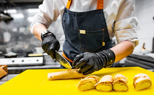 Χέρια Σεφ Γάντια Μαγείρεμα Τηγανητά Λεπτή Κρέπες Γεμιστή Πατάτα Ψάρι — Φωτογραφία Αρχείου