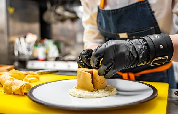 Mãos Chef Luvas Cozinhar Frito Panquecas Finas Crepe Recheado Batata — Fotografia de Stock