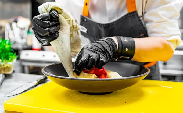 Mãos Chef Luvas Cozinhar Frito Panquecas Finas Crepes Com Salmão — Fotografia de Stock