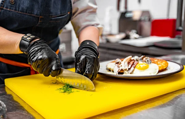Chef Händer Handskar Matlagning Stekt Pannkaka Med Svamp Sås Bacon Stockfoto