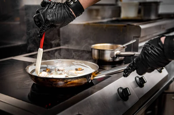 Chef Mão Cozinhar Molho Com Cogumelo Fatiado Panela Uma Cozinha — Fotografia de Stock