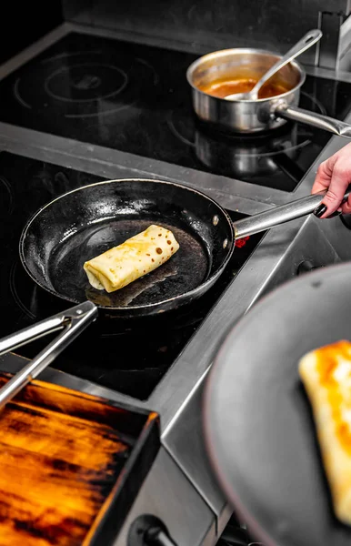 Chef Mão Cozinhar Panquecas Finas Crepe Rolos Com Carne Moída — Fotografia de Stock