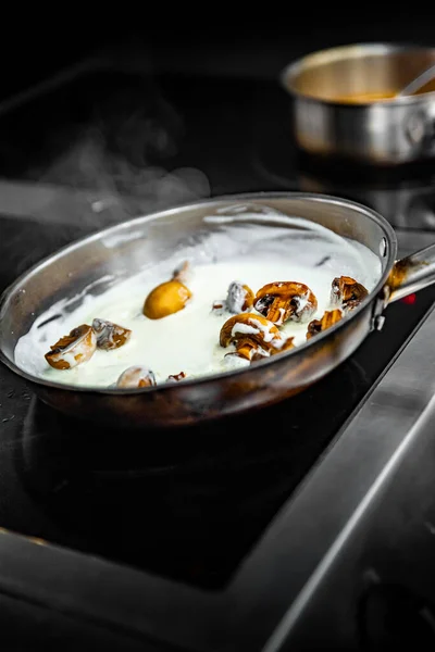 Chef Mano Salsa Cottura Con Funghi Tagliati Padella Una Cucina Fotografia Stock