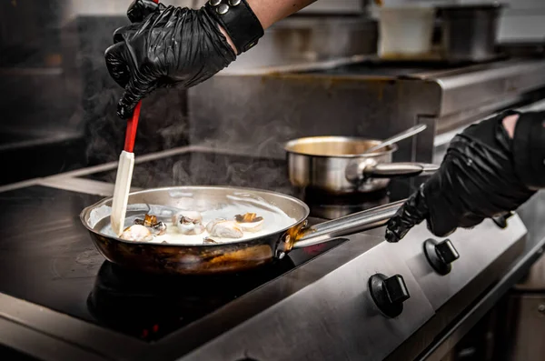 Šéfkuchař Ruční Vaření Omáčka Houbou Plátky Pánvi Restauraci Kuchyně Royalty Free Stock Obrázky