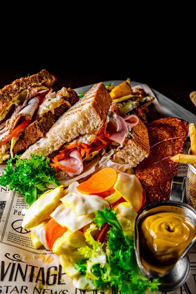 Mesa Jantar Com Batatas Fritas Legumes Molhos Salada Sanduíche Sobre — Fotografia de Stock