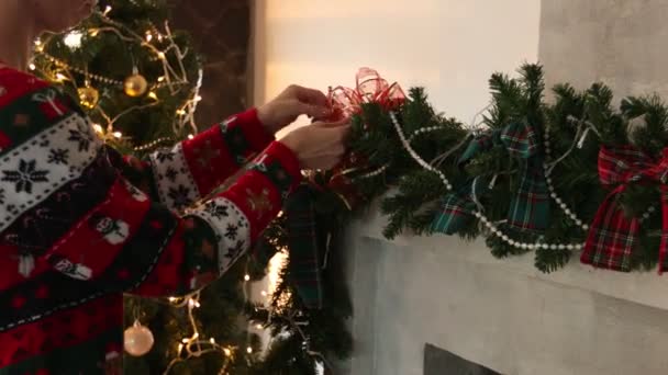 Kadın Noel şöminesini Noel şablonuyla süslüyor. — Stok video