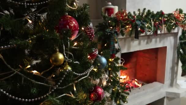 Weihnachtsbaum auf dem Hintergrund eines dekorierten Kamins — Stockvideo