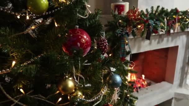 Рождественская елка на фоне украшенного камина — стоковое видео