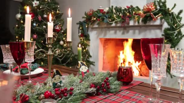 Uroczysty stół noworoczny na tle kominka z ogniem — Wideo stockowe