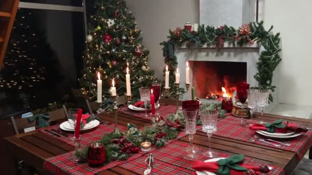 Праздничный новогодний стол на фоне камина с огнем — стоковое видео