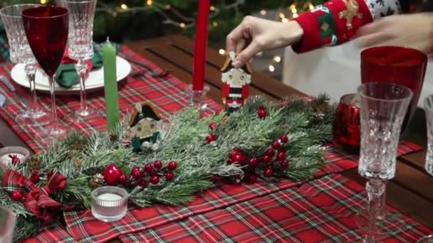Руки крупным планом украшают новогодний стол — стоковое видео