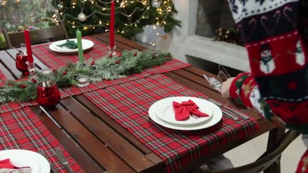 Руки крупным планом украшают новогодний стол — стоковое видео