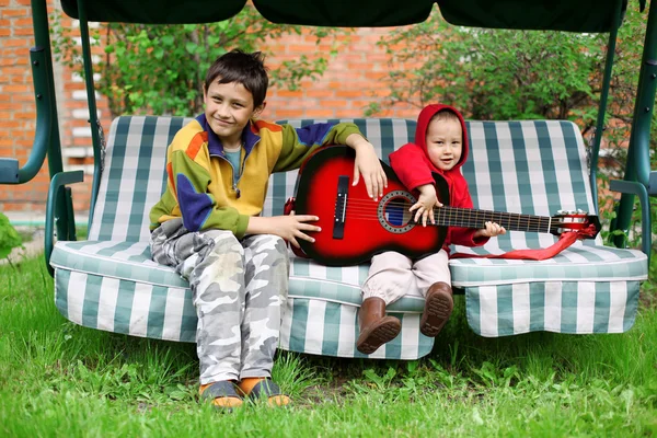 Zene hallgató gitározni szabadban — Stock Fotó