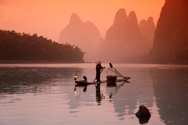 Chinese man fishing with cormorants birds, Yangshuo, Guangxi reg — Stock Photo, Image