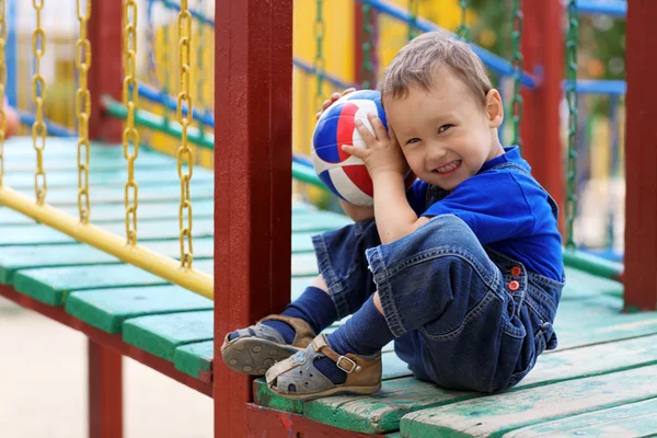 Νεαρό αγόρι με μπάλα χαμογελώντας — Φωτογραφία Αρχείου
