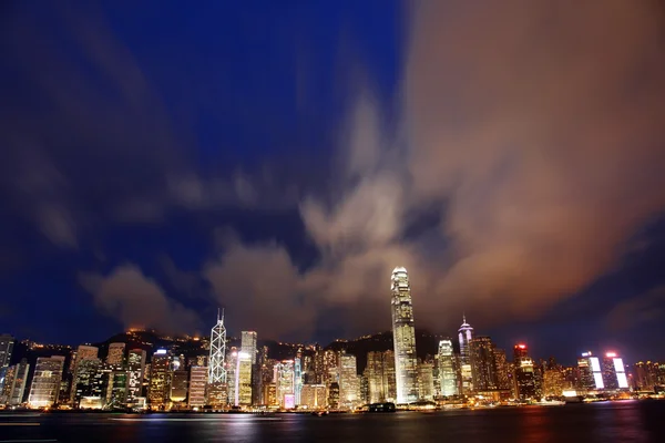 Hong Kong skyline à noite contra o pico Victoria — Fotografia de Stock