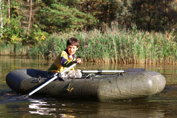 Junge im Boot — Stockfoto