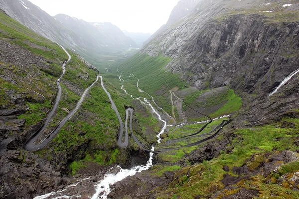 ノルウェーの mt で荒らしの道 — ストック写真