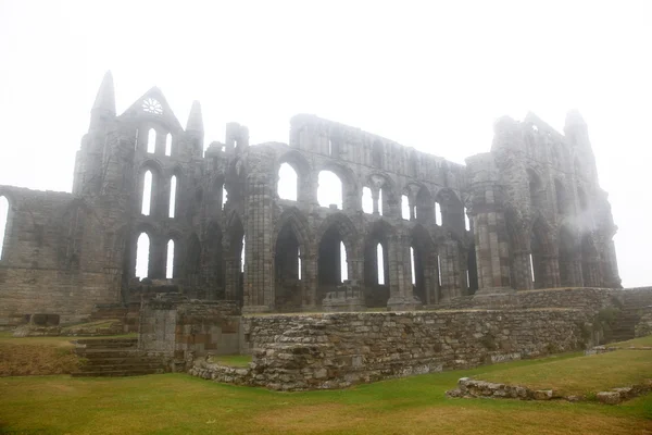 Château de l'abbaye de Whitby pris dans un brouillard profond, abbaye bénédictine ruinée — Photo