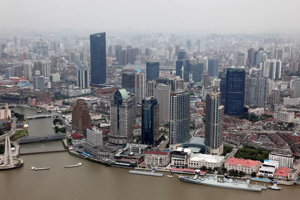 Vogelperspektive auf Shanghai, Wolkenkratzer im Bau im Vordergrund — Stockfoto
