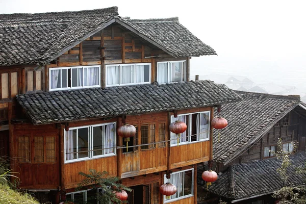 나무 전통 먀오족 용기 산 집, 광시 성, 채널 입력 — 스톡 사진