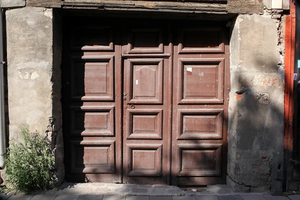 Antiguo edificio con puertas — Foto de Stock