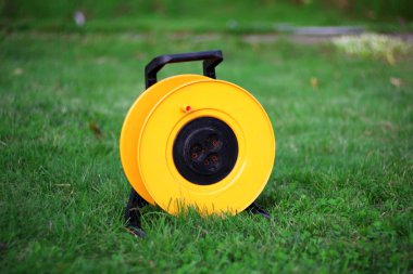 çimenlerin üzerinde elektrik priz biriktirme