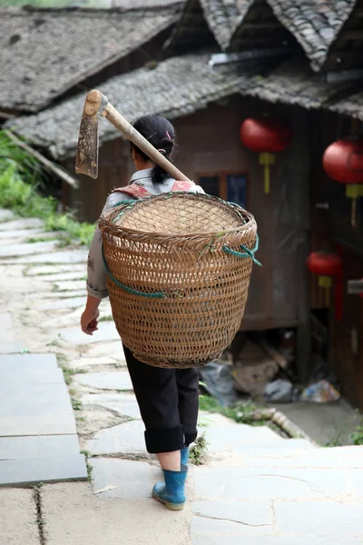 Camarera Miao de terrazas de arroz Longji, provincia de Guangxi, C — Foto de Stock