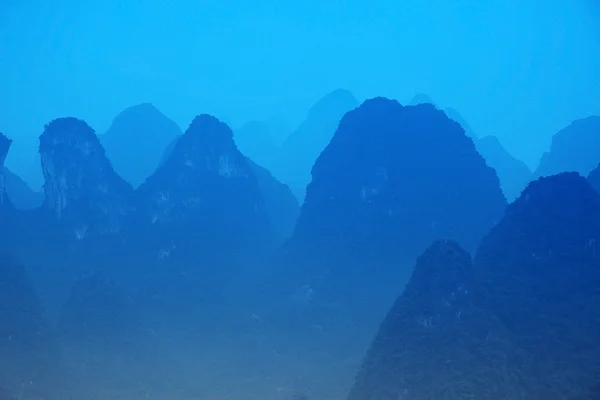Blauwe mt - karst gebergte op de li rivier vlakbij yangshuo, guangxi pro — Stockfoto