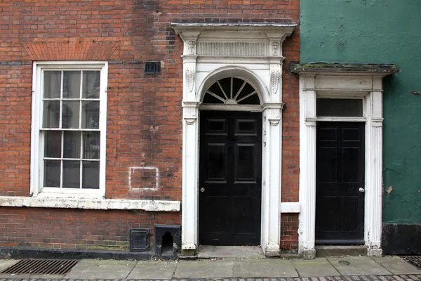 Staré klasické viktoriánské dveře a okno v Anglii, Velká Británie — Stock fotografie