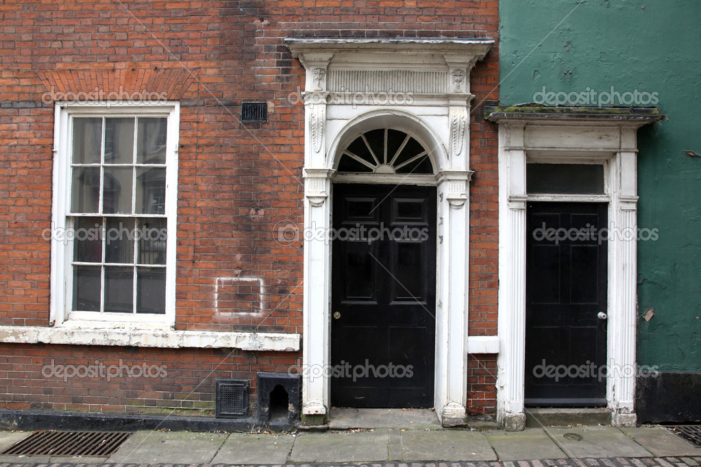 Alte klassische viktorianische Tür und Fenster in England