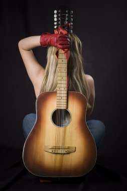 gitar ile güzel üstsüz sarışın kız