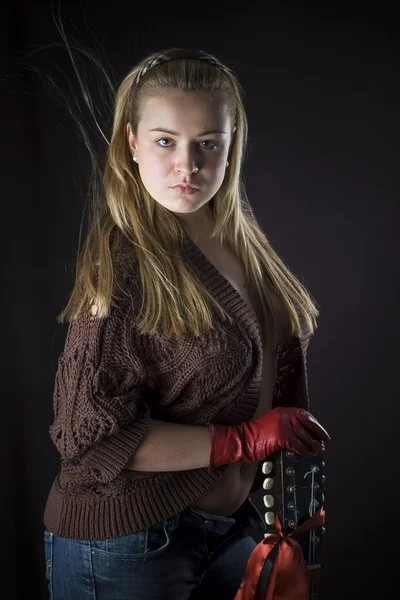 Vacker blond tjej med gitarr — Stockfoto