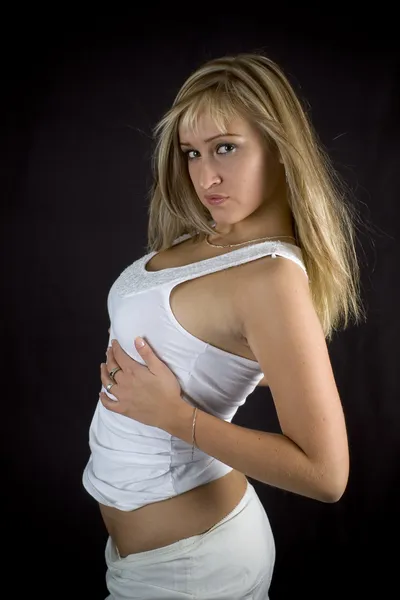 Blond spelen met haar shirt en de eigen borst — Stockfoto