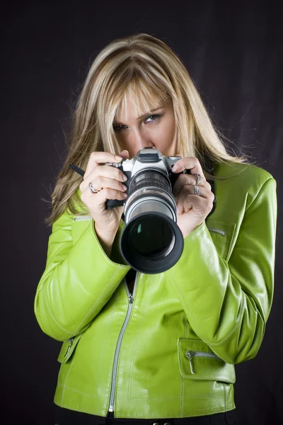 Blondin med fotokamera — Stockfoto