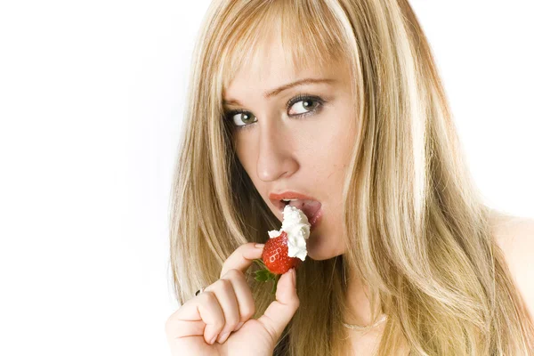 Bionda con fragola isolata su bianco — Foto Stock