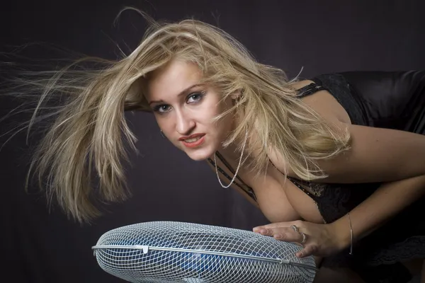 Blondýna pózuje a ventilátor fouká do tváře — Stock fotografie