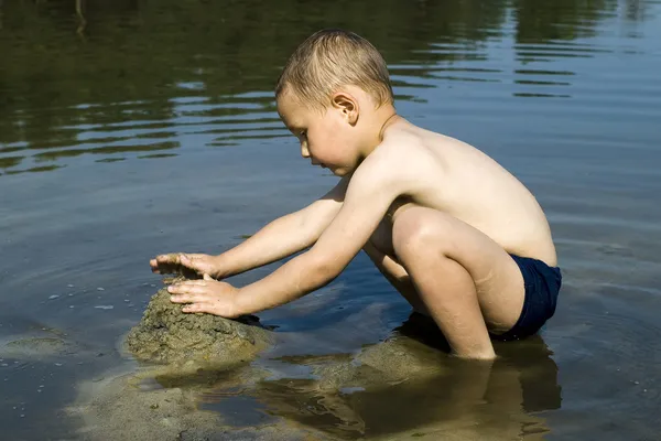 Junge im Fluss — Stockfoto