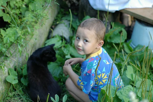 小男孩带着猫 — 图库照片