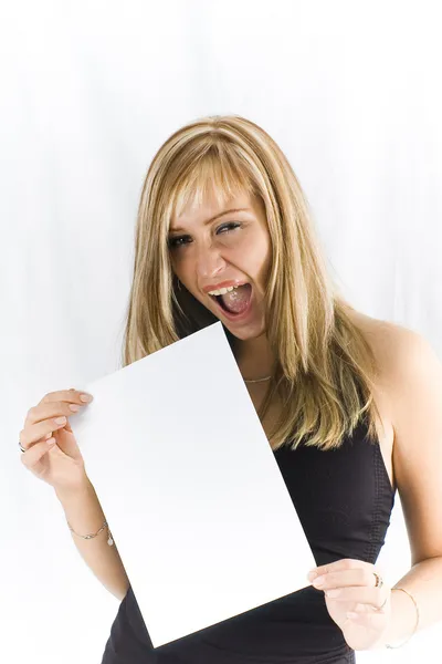 Retrato de una joven mujer casual feliz de pie y sosteniendo un letrero en blanco, aislado sobre fondo blanco — Foto de Stock