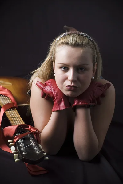 Prachtige blond meisje met gitaar — Stockfoto