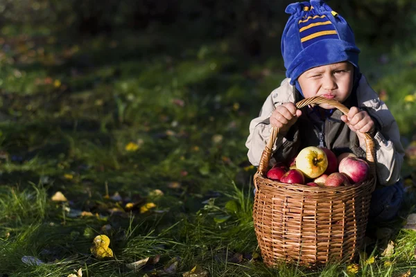Junge mit Äpfeln — Stockfoto